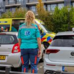 Fietser op fatbike botst op auto aan Vincent van Goghlaan in Maassluis