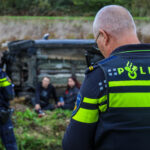 Auto rolt van dijk op de Maassluissedijk in Vlaardingen