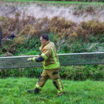 Auto rolt van dijk op de Maassluissedijk in Vlaardingen