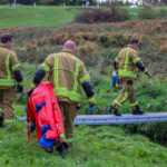 Auto rolt van dijk op de Maassluissedijk in Vlaardingen