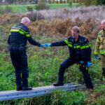 Auto rolt van dijk op de Maassluissedijk in Vlaardingen