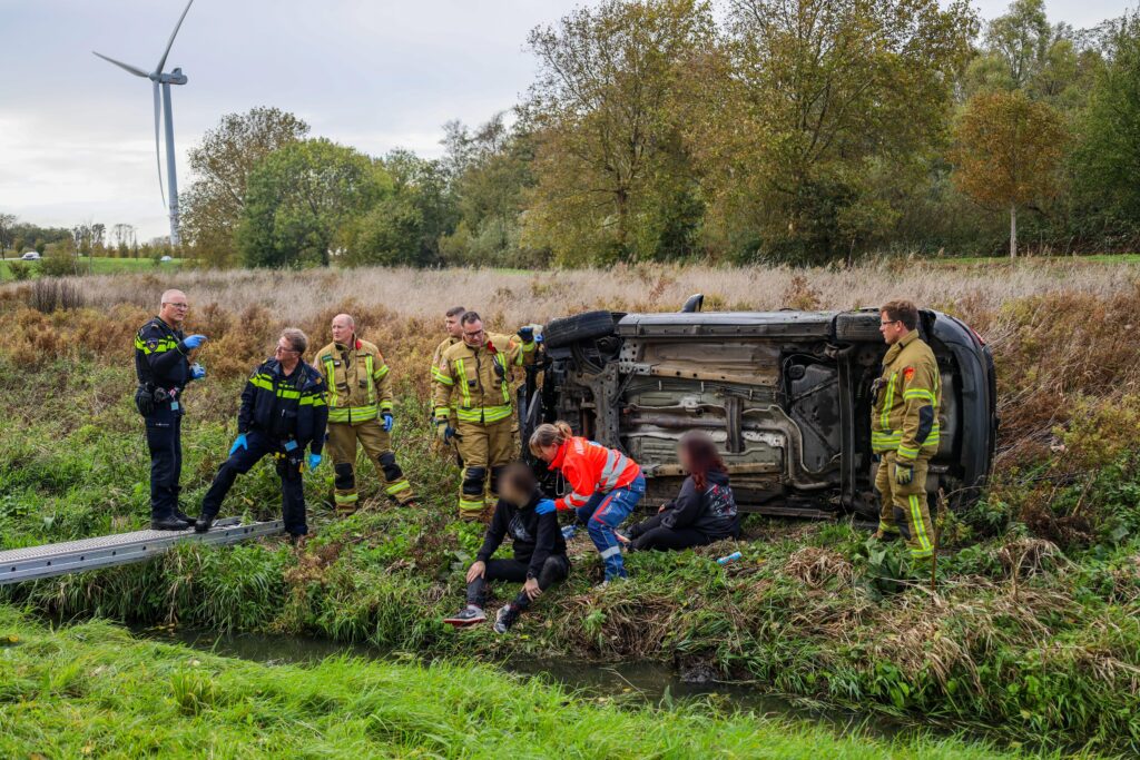 Auto rolt van dijk op de Maassluissedijk in Vlaardingen