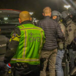 Dienst Speciale Interventies valt woning binnen aan het Kruidenpad in Vlaardingen