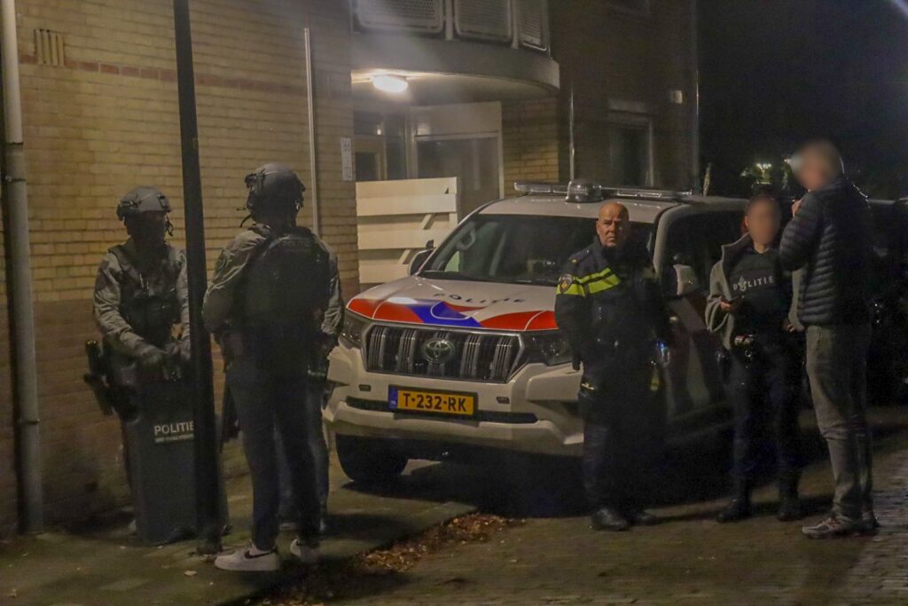 Dienst Speciale Interventies valt woning binnen aan het Kruidenpad in Vlaardingen