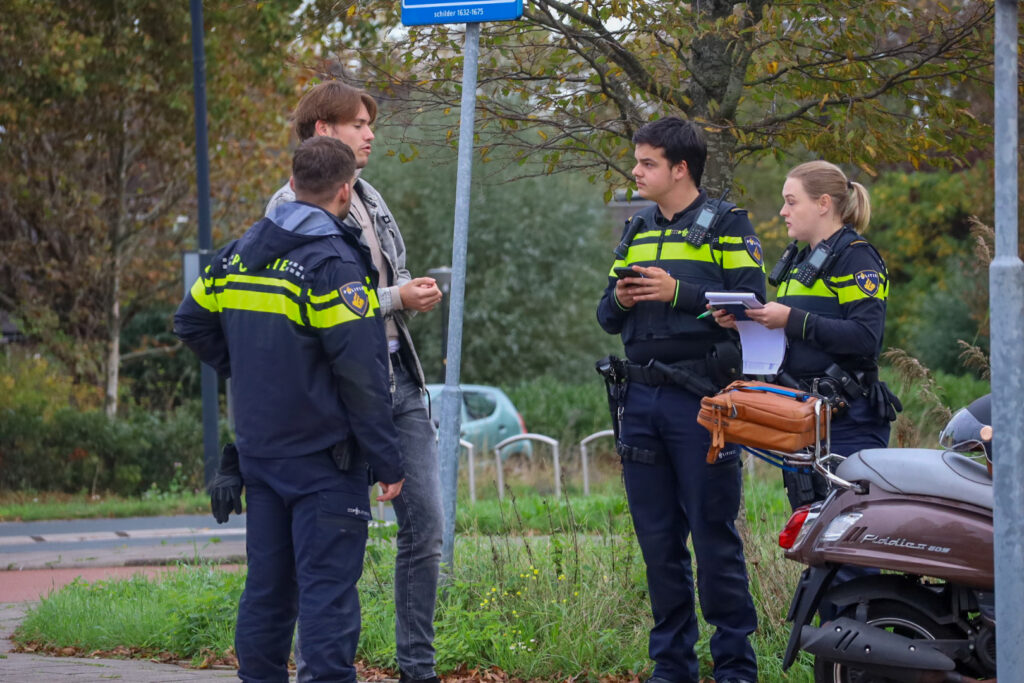 Scooterrijder ten val na verkeersfout op rotonde Maassluis