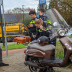 Scooterrijder ten val na verkeersfout op rotonde Maassluis