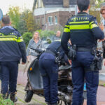 Scooterrijder ten val na verkeersfout op rotonde Maassluis