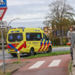 Scooterrijder ten val na verkeersfout op rotonde Maassluis