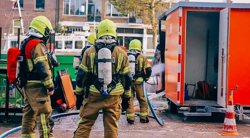 Brand in schaftkeet aan de Govert van Wijnkade snel onder controle