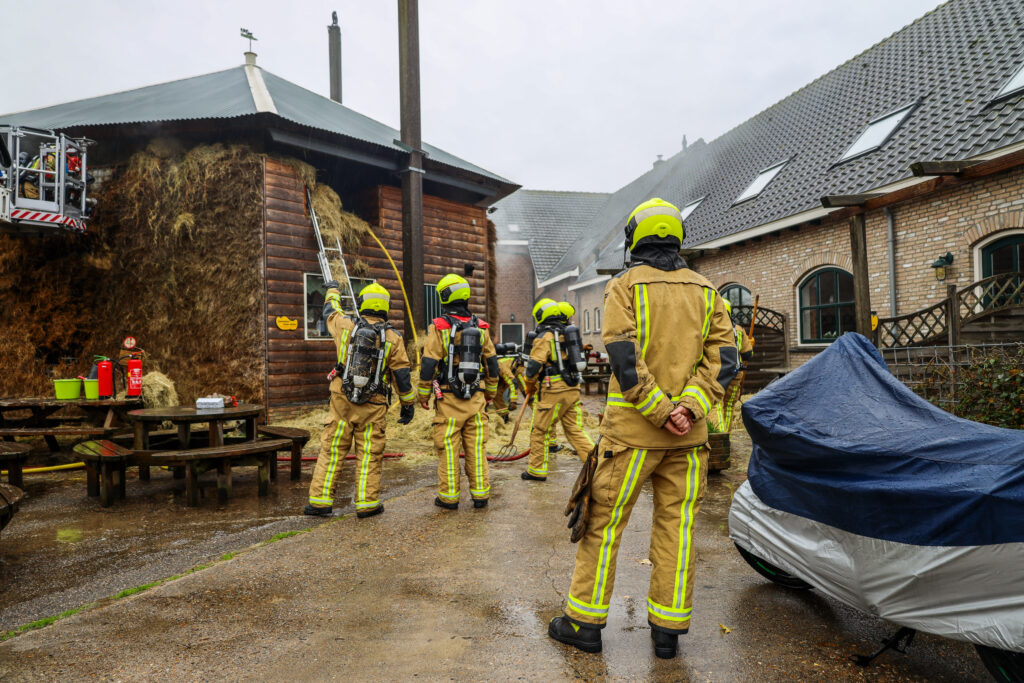 Hooischuur in brand bij Belevenisboerderij Bouwlust in Maasland, vrouw aangehouden