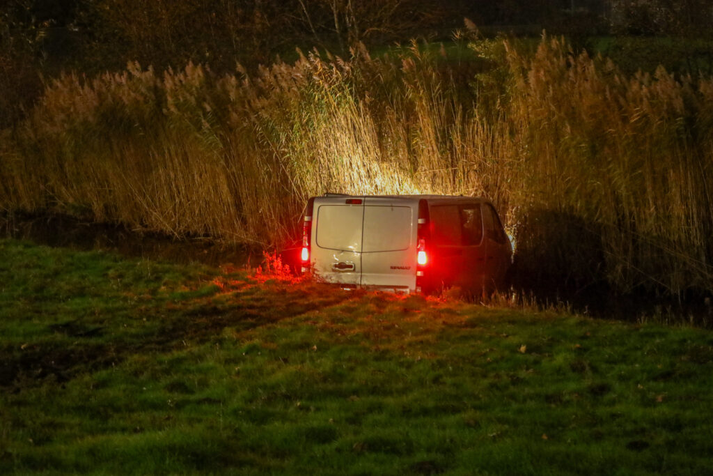 Bestelbus vliegt uit de bocht en belandt in sloot op Lange Kruisweg in Maasdijk
