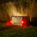 Bestelbus vliegt uit de bocht en belandt in sloot op Lange Kruisweg in Maasdijk