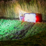 Bestelbus vliegt uit de bocht en belandt in sloot op Lange Kruisweg in Maasdijk