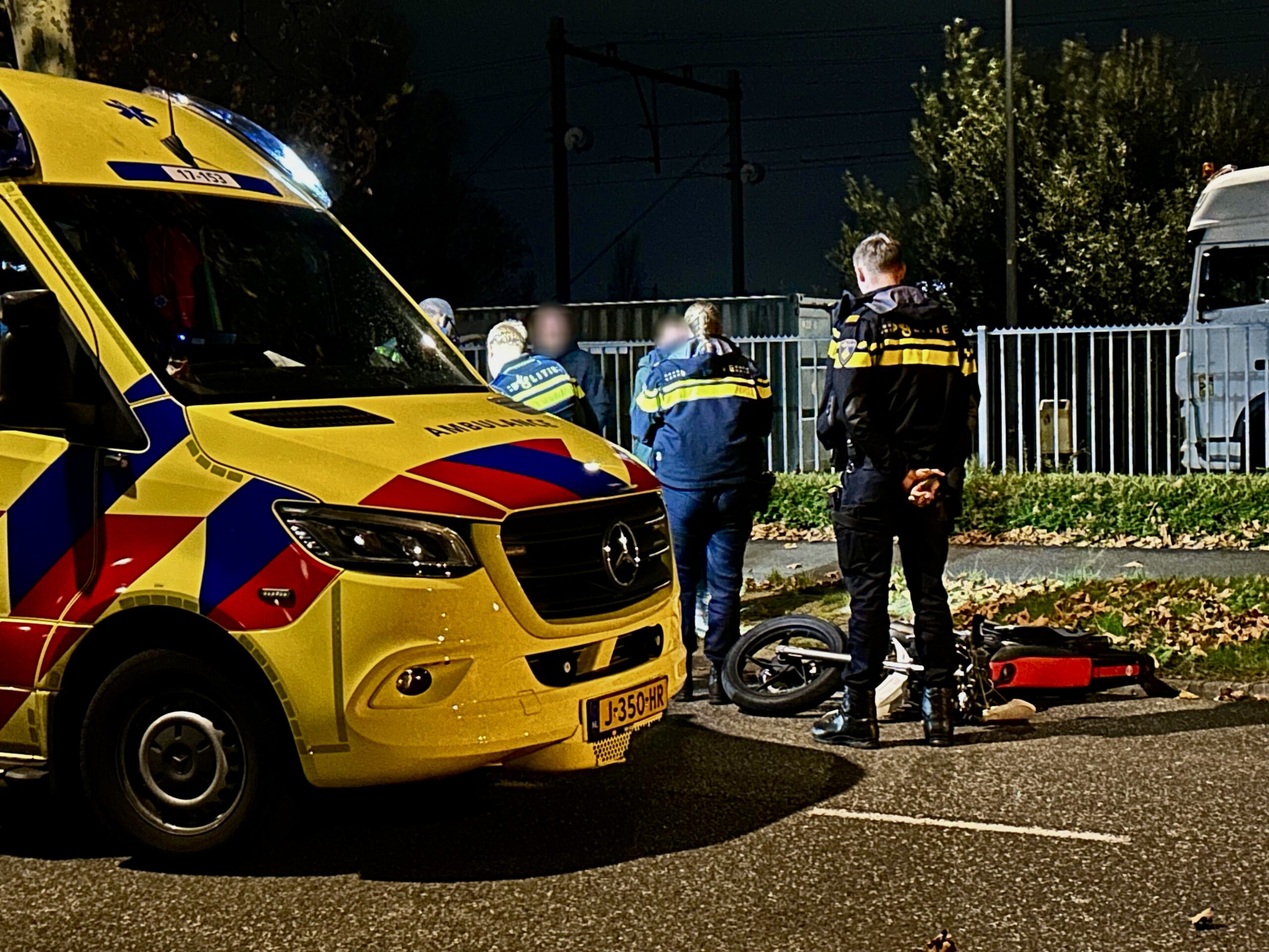 Bestuurder naar ziekenhuis na ongeval met twee auto’s op de Industrieweg Maassluis