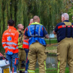 Hulpdiensten massaal uitgerukt voor melding persoon te water in Vondelpark in Maassluis