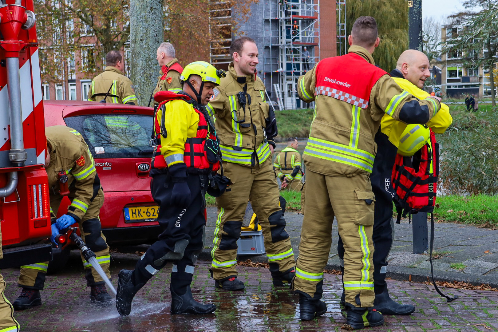 Hulpdiensten massaal uitgerukt voor melding persoon te water in Vondelpark in Maassluis
