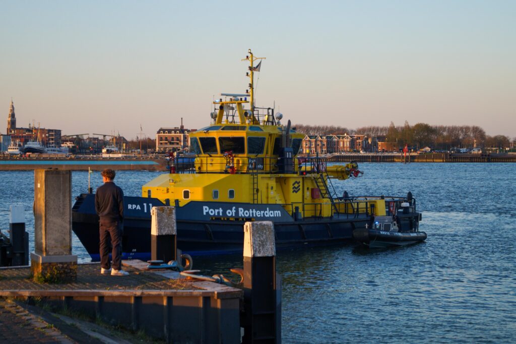 Grote zoekactie na melding voertuig te water bij Boulevard in Rozenburg