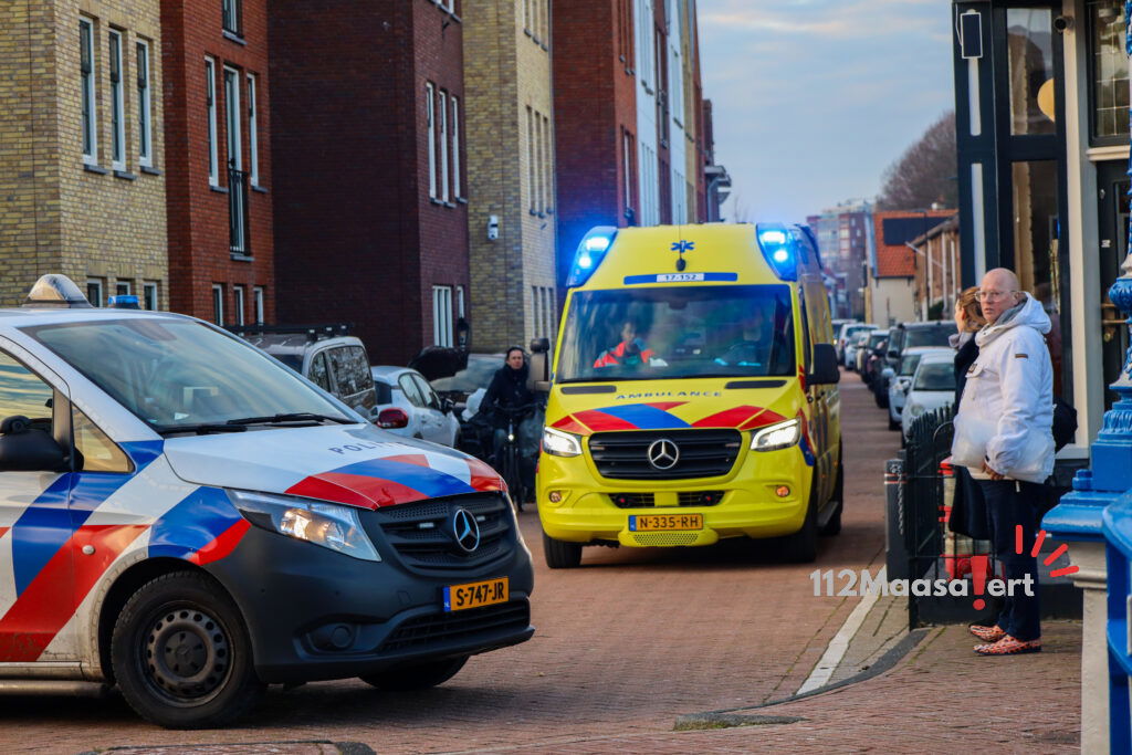 Man met hoofdwond geholpen op de Noorddijk in Maassluis