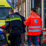 Man met hoofdwond geholpen op de Noorddijk in Maassluis