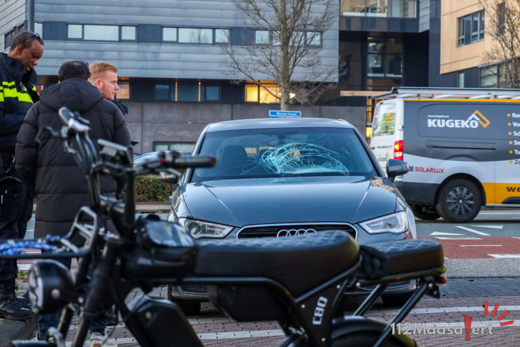 Gewonde bij aanrijding tussen auto en fatbike op de Elektraweg in Maassluis