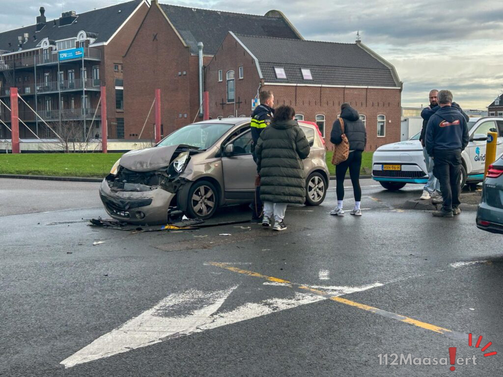 Frontale botsing op Vulcaanweg in Vlaardingen