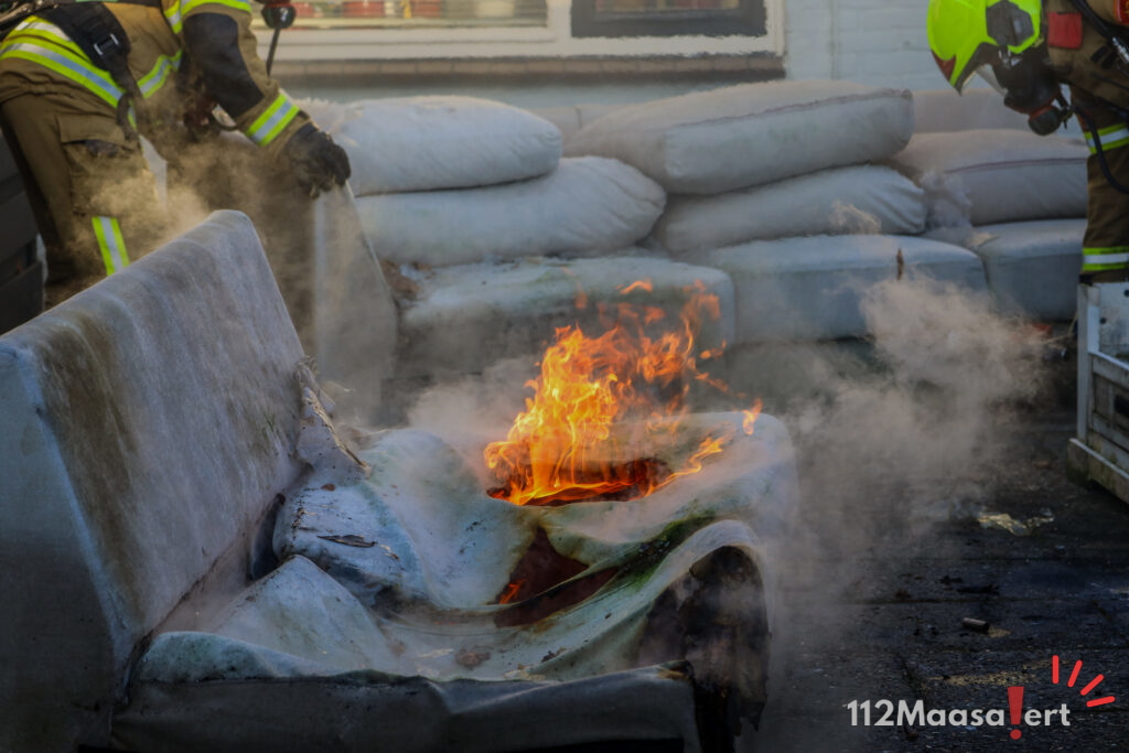 Bankstel in brand in achtertuin aan Narcisstraat in Maassluis