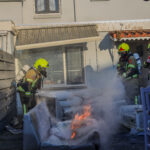 Bankstel in brand in achtertuin aan Narcisstraat in Maassluis
