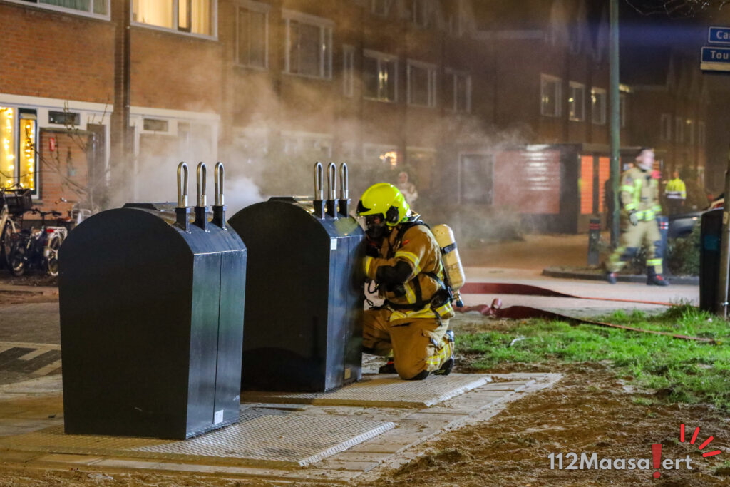 Veel rook bij containerbrand aan de Lijnbaan in Maassluis