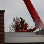 Uitslaande containerbrand slaat over naar garage bij woning op de Prins Florisstraat in Maasdijk