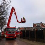 Uitslaande containerbrand slaat over naar garage bij woning op de Prins Florisstraat in Maasdijk