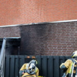 Uitslaande containerbrand slaat over naar garage bij woning op de Prins Florisstraat in Maasdijk