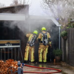 Uitslaande containerbrand slaat over naar garage bij woning op de Prins Florisstraat in Maasdijk