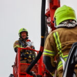 Uitslaande containerbrand slaat over naar garage bij woning op de Prins Florisstraat in Maasdijk