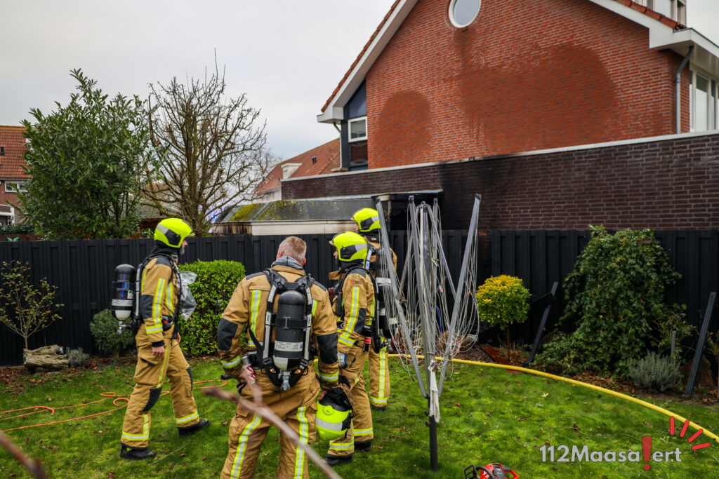 Uitslaande containerbrand slaat over naar garage bij woning op de Prins Florisstraat in Maasdijk