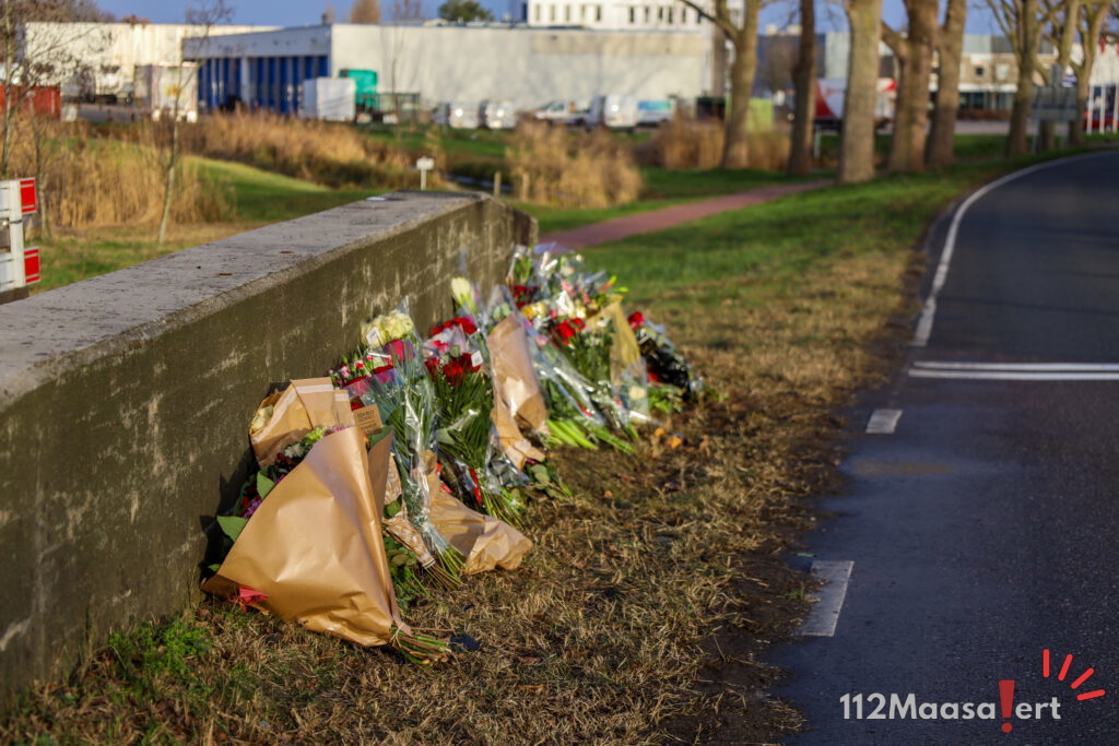 Bloemen neergelegd na dodelijk ongeval aan Coldenhovelaan in Maasdijk