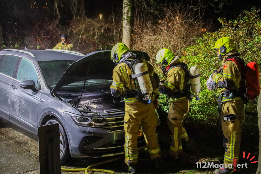 Geparkeerde auto beschadigd door brand na mogelijke brandstichting met vuurwerk