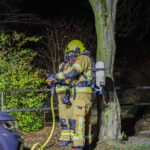 Geparkeerde auto beschadigd door brand na mogelijke brandstichting met vuurwerk