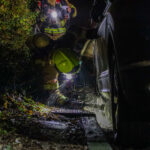 Geparkeerde auto beschadigd door brand na mogelijke brandstichting met vuurwerk