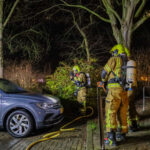 Geparkeerde auto beschadigd door brand na mogelijke brandstichting met vuurwerk