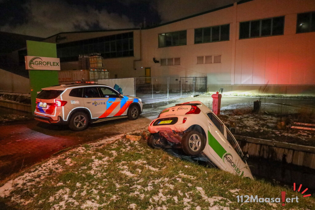 Auto te water op de Coldenhovelaan in de Lier