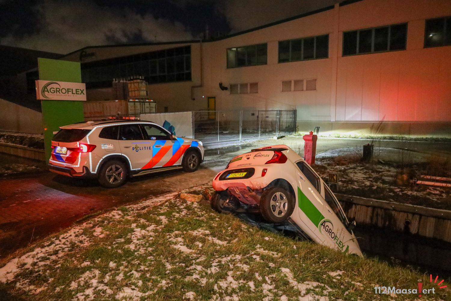 Auto te water op de Coldenhovelaan in de Lier