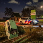 Auto te water op de Coldenhovelaan in de Lier