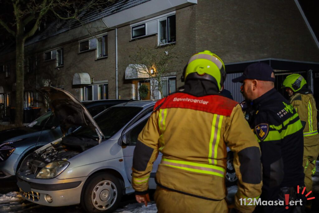 Brandschade aan interieur van auto aan de Bergmolen in Maassluis