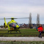 Zitmaaier rolt door tijdens hulp aan gevallen man aan de Weverskade in Maassluis