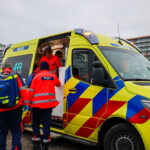 Zitmaaier rolt door tijdens hulp aan gevallen man aan de Weverskade in Maassluis