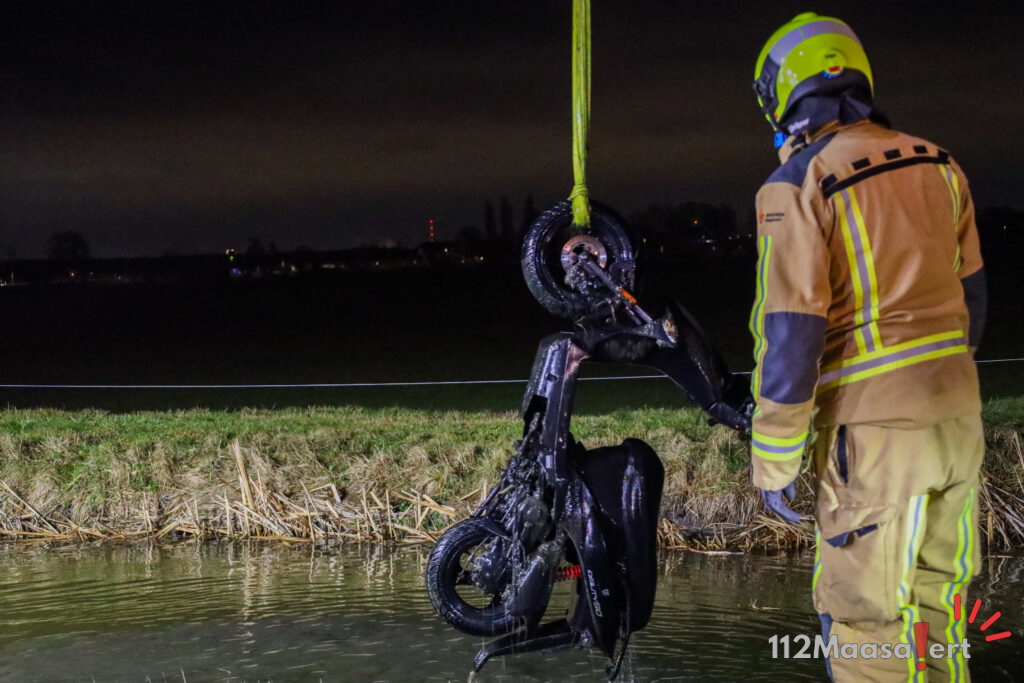 Scooter volledig te water aan Westgaag in Maasland