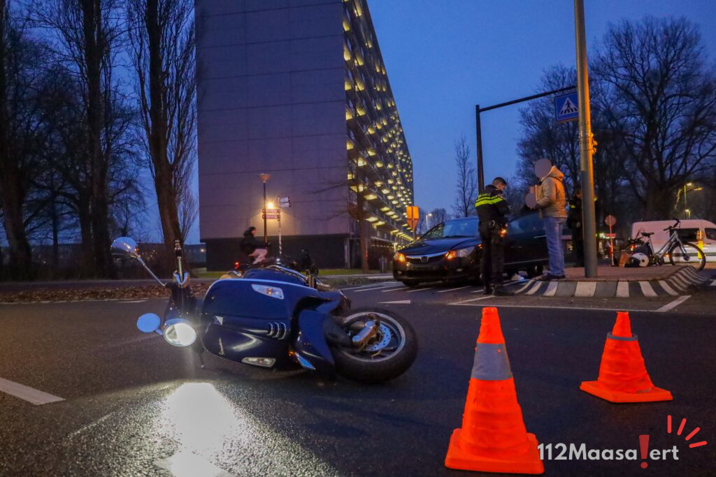 Voorrangsfout leidt tot ongeval met scooter op Dr. Jan Schoutenlaan in Maassluis