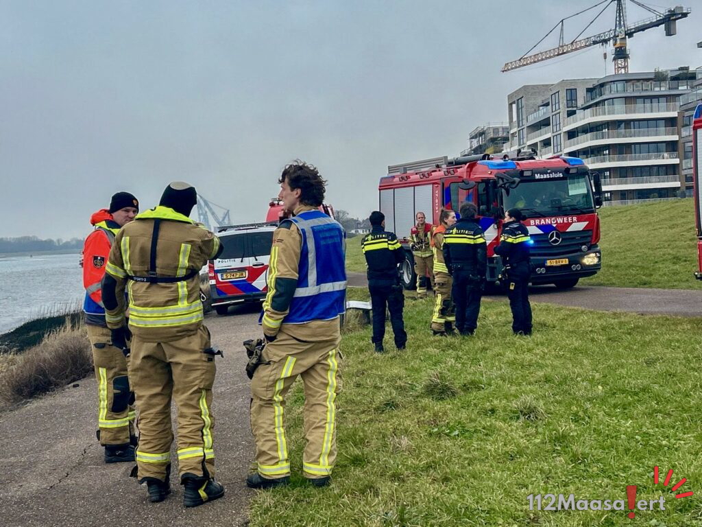 Zoekactie na melding persoon te water aan Boonerhavenkade