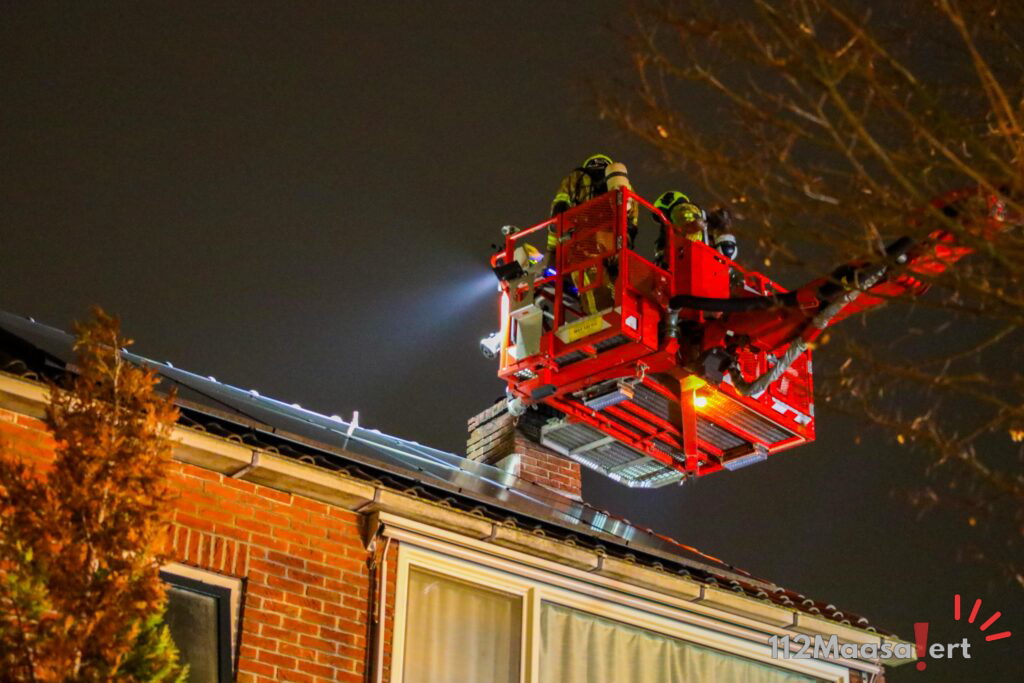 Schoorsteenbrand bij hoekwoning aan de Prinses Margrietlaan in Maasland snel onder controle