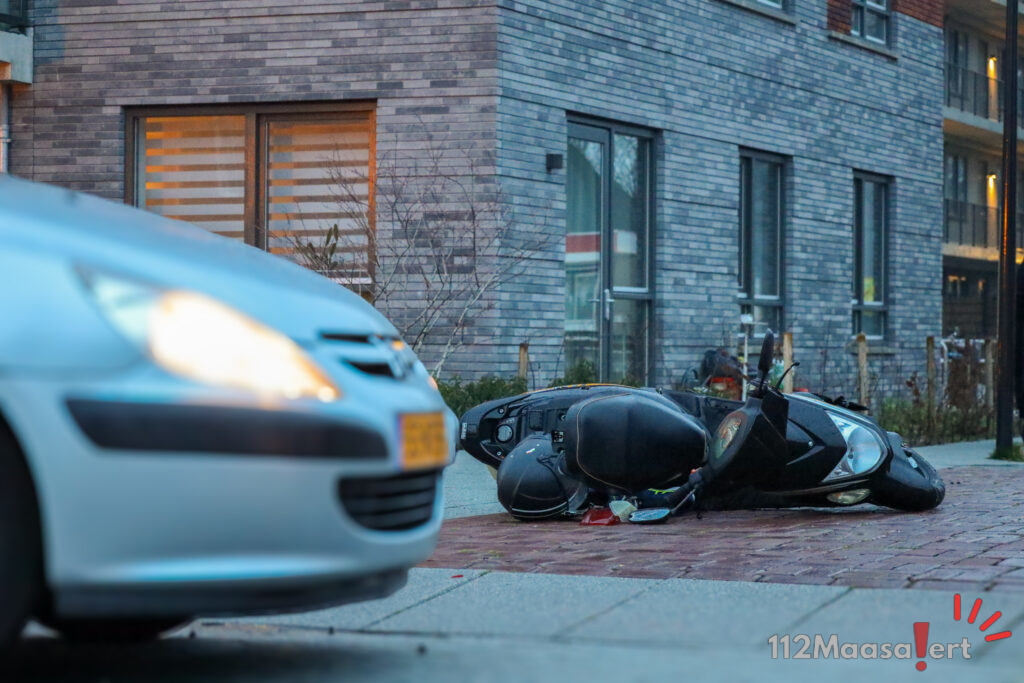 Ongeval tussen scooter en auto op Burgemeester Wesselinkstraat in Maassluis